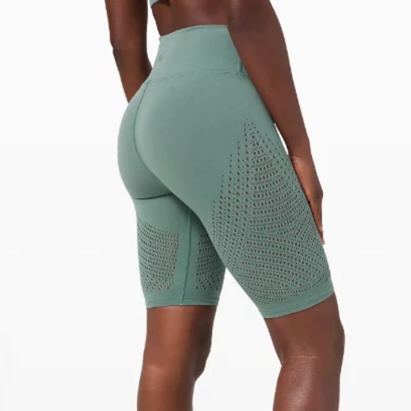 Lululemon Reveal Bike Shorts Sz.4 - Picture 2 of 11